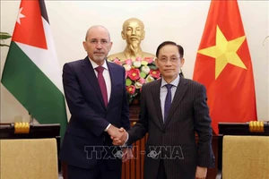 Министр иностранных дел Ле Хоай Чунг (справа) и Вице-премьер, Министр иностранных дел и по делам диаспоры Иордании Айман ас-Сафади. Фото: ВИА