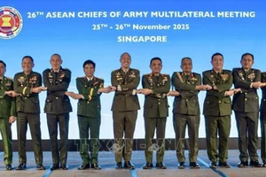 Генерал-полковник Нгуен Ван Нгиа (4-й слева) на ACAMM-26. Фото: ВИА 