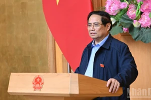 Премьер-министр Фам Минь Тьинь выступает на рабочей встрече. Фото: Чан Хай