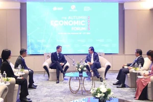 Председатель Народного комитета г. Хошимина Нгуен Ван Дыок принимает г-на Стефана Мергенталера, исполнительного директора ВЭФ. Фото: ВИА