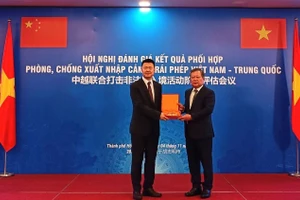 Генерал-лейтенант Фам Данг Кхоа вручает памятный подарок товарищу Лю Цзе, заместителю начальника Департамента управления и контроля пограничной службы Государственного управления по делам иммиграции КНР, глава китайской делегации. Фото: cand.com.vn