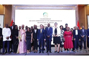 Делегаты фотографируются на память на церемонии.