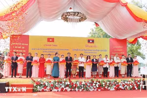 Делегаты двух стран разрезают ленту в знак открытия проекта. Фото: ВИА