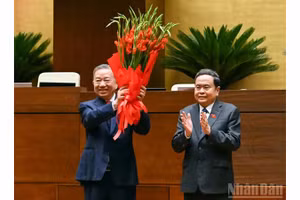 Председатель НС Чан Тхань Ман дарит цветы Генеральному секретарю ЦК КПВ, Президенту То Ламу. Фото: Линь Нгуен