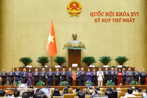 Председатель НС Чан Тхань Ман вручет цветы, поздравив Премьер-министра, заместителей Премьер-министра, министров и других членов Правительства срока 2026–2031 годов. Фото: ВИА