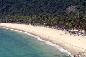 Пляж с белым песком на острове Кулаочам (город Дананг) привлекает туристов. Фото: ВИА