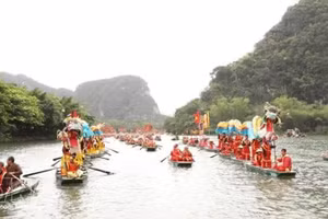 Церемония шествия дракона по реке проходит по традиционному обряду. Фото: ВИА