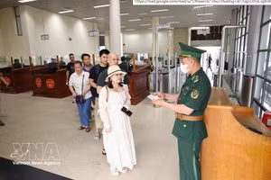 Пограничные войска на Международном пограничном пункте Монгкай оформляют пассажиров для выезда через пункт пропуска Баклуан 1 в городе Монгкай, провинция Куангнинь. Фото: ВИА