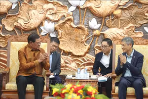 Посол Вьетнама в Камбодже Нгуен Минь Ву (справа) принимает Заместителя председателя НПК Самдек Сар Кхенга. Фото: ВИА