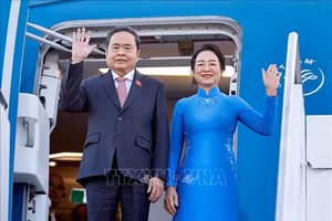 Председатель НС Чан Тхань Ман с супругой в аэропорту Чампино в Риме, Италия. Фото: ВИА