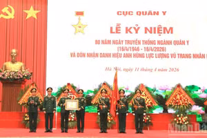 Генерал армии Фан Ван Зянг вручает Военно-медицинскому управлению звание Героя Народных вооруженных сил. 