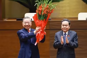 Председатель НС Чан Тхань Ман вручает цветы Генеральному секретарю ЦК КПВ, Президенту То Ламу. Фото: ВИА