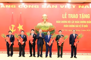 Генеральный секретарь ЦК КПВ То Лам вручает ордена действующим и бывшим руководителям Партии и Государства. Фото: Данг Кхоа