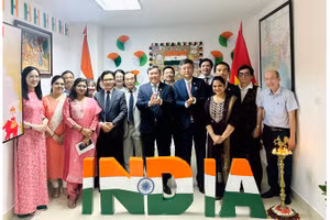 Делегаты присутствуют на церемонии открытия «Индийского уголка». Фото: VGP