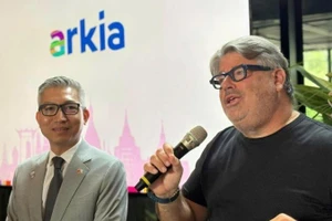 Посол Вьетнама в Израиле Ли Дык Чунг (слева) на церемонии объявления об открытии авиарейса между Тель-Авивом и Ханоем. Фото: Посольство Вьетнама в Израиле