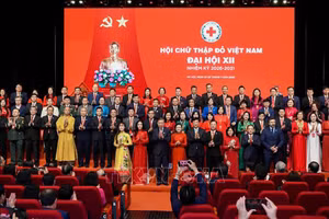 Генеральный секретарь ЦК КПВ, Президент Вьетнама То Лам и делегаты фотографируются на память. Фото: ВИА