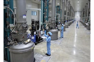Работает производственная линия по выпуску материалов для изготовления солнечных батарей на предприятии ООО JA Solar Vietnam, с инвестициями из Гонконга (КНР), в промышленном парке Куангчау, провинция Бакнинь. Фото: ВИА