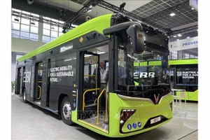 Модель электробуса EB12 компании «VinFast» на выставке. Фото: ВИА