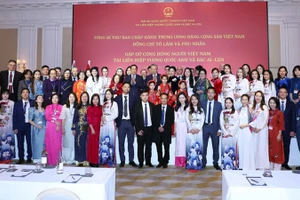 Генеральный секретарь ЦК КПВ То Лам с супругой и представители вьетнамской диаспоры в Великобритании. Фото: ВИА