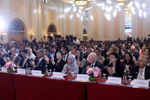 Делегаты на закрытии конференции. Фото: VGP