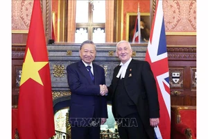 Генеральный секретарь ЦК КПВ То Лам и Председатель Палаты общин Великобритании Линдси Хойл. Фото: ВИА 