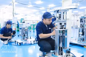 Компания TAZMO Vietnam (100% японский инвестиционный капитал, расположена в промышленном парке Лонгхау провинции Тэйнинь) является одним из пионеров в области производства роботов и высокотехнологичного оборудования для полупроводниковой отрасли. Фото: ВИА