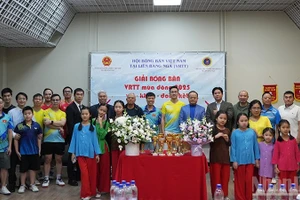 Оргкомитет и гости фотографируются на память со спортсменами. Фото: Суан Хынг 