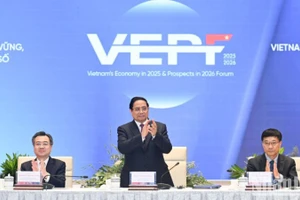 Премьер-министр Фам Минь Тьинь присутствует на пленарном заседании высокого уровня Вьетнамского экономического форума 2025 года. Фото: Чан Хай