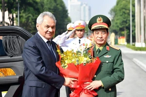 Генерал армии Фан Ван Зянг приветствует генерала армии Сергея Шойгу. 