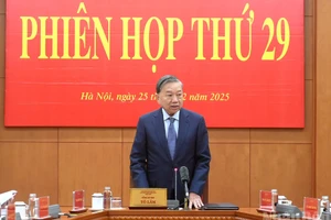 Генеральный секретарь ЦК КПВ То Лам председательствует на заседании. 