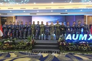 Вьетнамская делегация и представители Индонезии и США фотографируются на память на мероприятии. Фото: ВИА