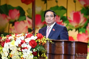 Премьер-министр Фам Минь Тьинь выступает на конференции. Фото: Чан Хай