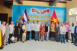 Посол Ле Куанг Лонг фотографируется с делегатами на встрече. Фото: Посольство Вьетнама на Кубе