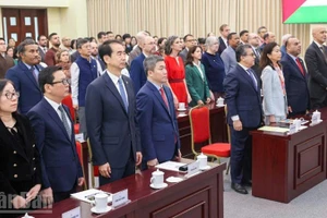 Вьетнамские и международные делегаты присутствуют на мероприятии.