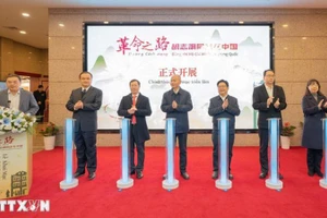 Делегаты проводят церемонию открытия выставки. Фото: ВИА