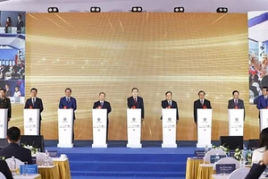 Председатель НС Чан Тхань Ман и делегаты принимают участие в церемонии начала реализации проекта. Фото: ВИА