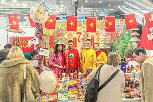 Стенд Вьетнама привлекает большое количество посетителей. Фото: baoquocte.vn