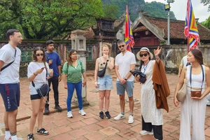 Иностранные туристы осматривают исторический памятник — храм королей Динь и Ле в древней столице Хоалы (провинция Ниньбинь). Фото: ВИА