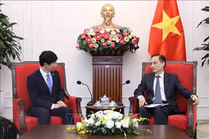 Глава МИД Ле Хоай Чунг принимает губернатора префектуры Окаяма Ибараги Рюту. Фото: ВИА