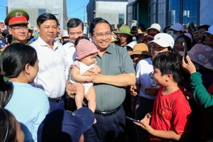 Премьер-министр Фам Минь Тьинь посещает жителей зоны переселения Куангдык в общине Тюианнам провинции Даклак. Фото: VGP 