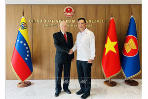 Посол Вьетнама в Венесуэле Ву Чунг Ми (справа) принимает г-на Каролуса Виммера. Фото: ВИА
