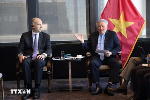 Постоянный вице-премьер Нгуен Хоа Бинь принимает г-на Эвана Дамаста, представителя финансовой группы Morgan Stanley. Фото: ВИА