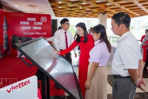 Знакомство с платформами и решениями цифровой трансформации, направленными на развитие цифрового правительства и цифровой экономики в провинции Тэйнинь. Фото: ВИА