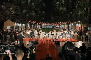 Гости мероприятия наслаждаются открытым музыкальным пространством и выступлением оркестра. Фото: ВИА