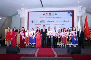 Участники программы фотографируются на память. Фото: ВИА