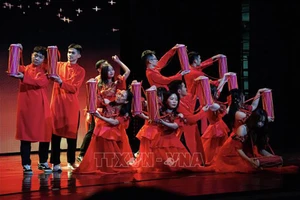 Художественный номер на фестивале. Фото: ВИА