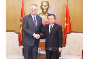 Заведующий Отделом ЦК КПВ по вопросам политики и стратегий Нгуен Тхань Нги принимает г-на Даниэля Дж. Критенбринка. Фото: ВИА