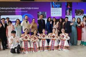 Гости и Оргкомитет фотографируются на память. Фото: ВИА