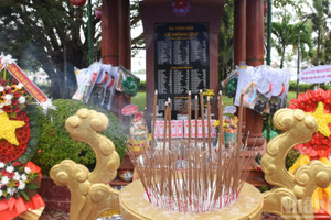 [Фото] Трогательная церемония почтения памяти павших бойцов Гакма в г. Дананге