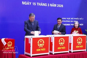 Генеральный секретарь ЦК КПВ То Лам (первый слева) опускает бюллетень в урну на выборах депутатов НС XVI созыва и Народных советов всех уровней на срок полномочий 2026–2031 годов 15 марта. Фото: ВИА